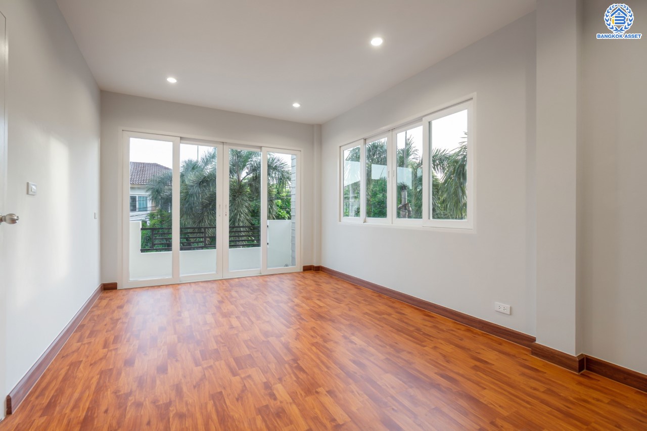 บ้านมือสองตกแต่งใหม่ ม.คาซ่าวิลล์ ราชพฤกษ์-รัตนาธิเบศร์2 แบรนด์ Q.House ต่อเติมครบพร้อมเข้าอยู่ เนื้อที่ 53.2 ตร.ว. ฟังก์ชันจัดเต็ม 3 ห้องนอน 3 ห้องน้ำ 1ห้องอเนกประสงค์ จอดรถได้ 2 คัน บนทำเลศักยภาพ ติดถนนราชพฤกษ์ และเพียง 10 นาทีถึงรถไฟฟ้า "สถานีบางรักน้อยท่าอิฐ"